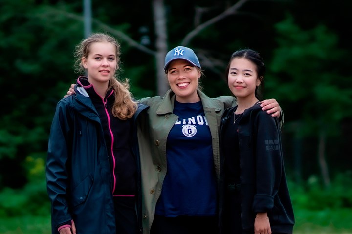 Anna Björk, Svenska schäferlandslaget i mitten. Till vänster Nike Urgell, 15 år. Till höger: Uka Bayasgalan, 17 år.