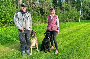 Staffan Sta°hl med sin hund Sky och Solveig Jacobsson med med O¨nskar