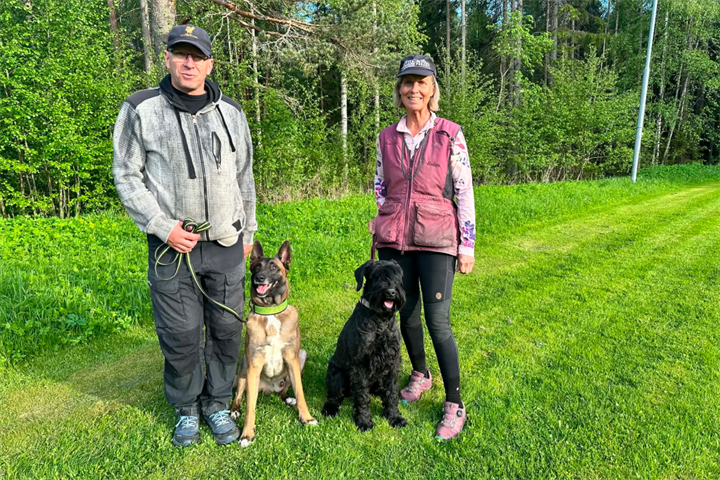 Staffan Sta°hl med sin hund Sky och Solveig Jacobsson med med O¨nskar